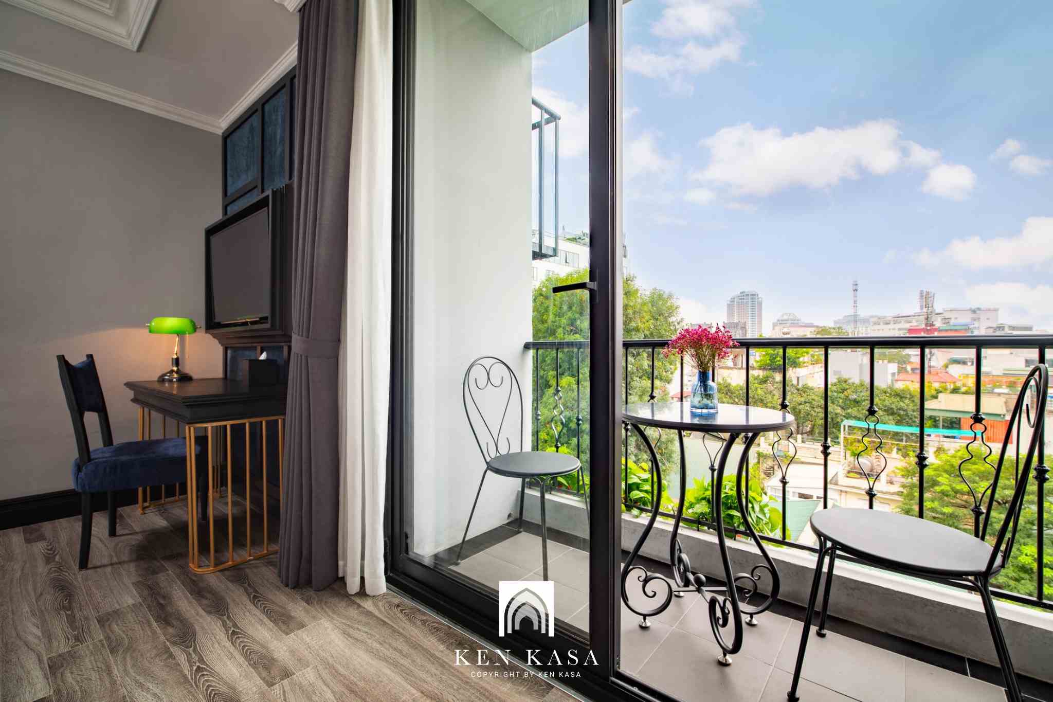 Thiết kế cửa k&iacute;nh cao s&aacute;t trần tận dụng nguồn s&aacute;ng